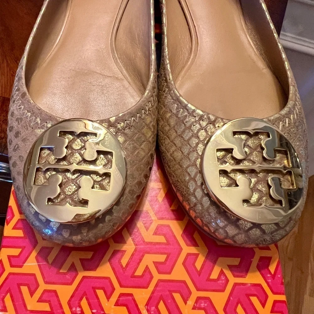 EUC Tory Burch Reva Metallic Gold Snake Print Logo Ballet Flats Shoes Size 6.5 M